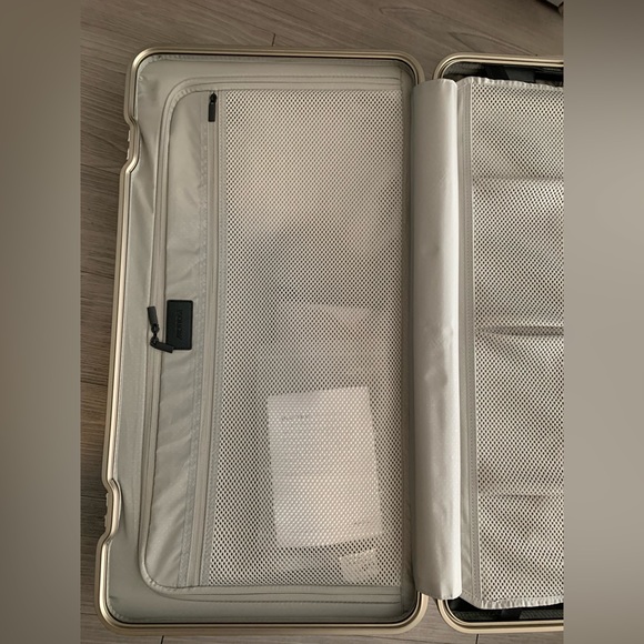 New Hybrid suitcase-trunk w/ telescopic handle, TSA locks & smooth wheels. - Picture 15 of 15